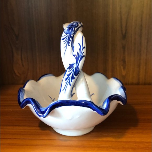 Vintage blue and white hand painted ceramic candy dish with handle - Picture 4 of 6